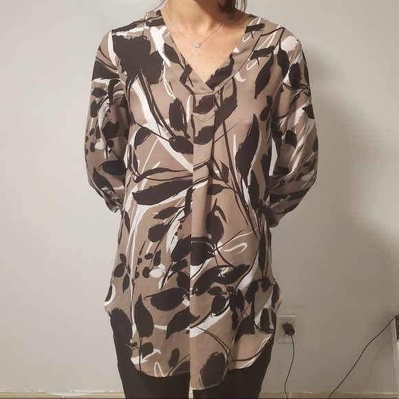 The same blouse over and over - Picture 4 of 7